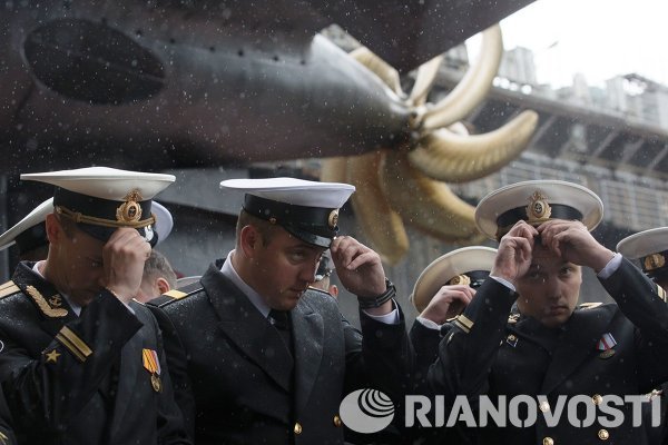 La tripulación del submarino durante la ceremonia de botado del submarino diésel-electrico Rostov na Donu, en el Astillero del Almirantazgo de San Petersburgo.