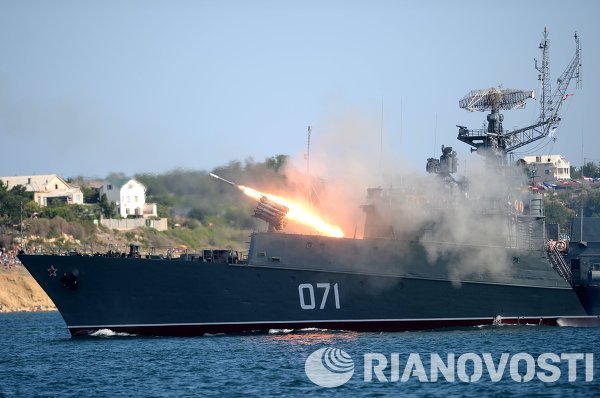 Buque antisubmarinos MPK-118 (“Súzdalets”), durante los festejos del Día de la Armada Rusa en Sebastopol.