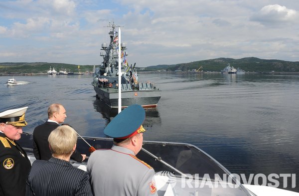 El presidente de la Federación Rusa, Vladímir Putin, inspecciona a bordo de una lancha la formación de buques de guerra de la Flota del Mar Negro de la Armada Rusa para felicitar las tripulaciones por el Día de la Armada Rusa.